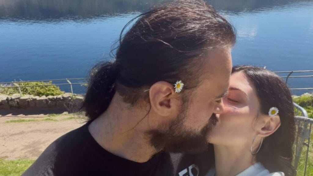 Drew Mcintyre and her wife kissing at the beach